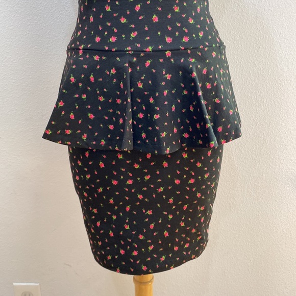 Vintage 80s Y2K 🌷🖤 Betsey Johnson Floral Rosebud Peplum Skirt, NWT, Size Small - Picture 3 of 6